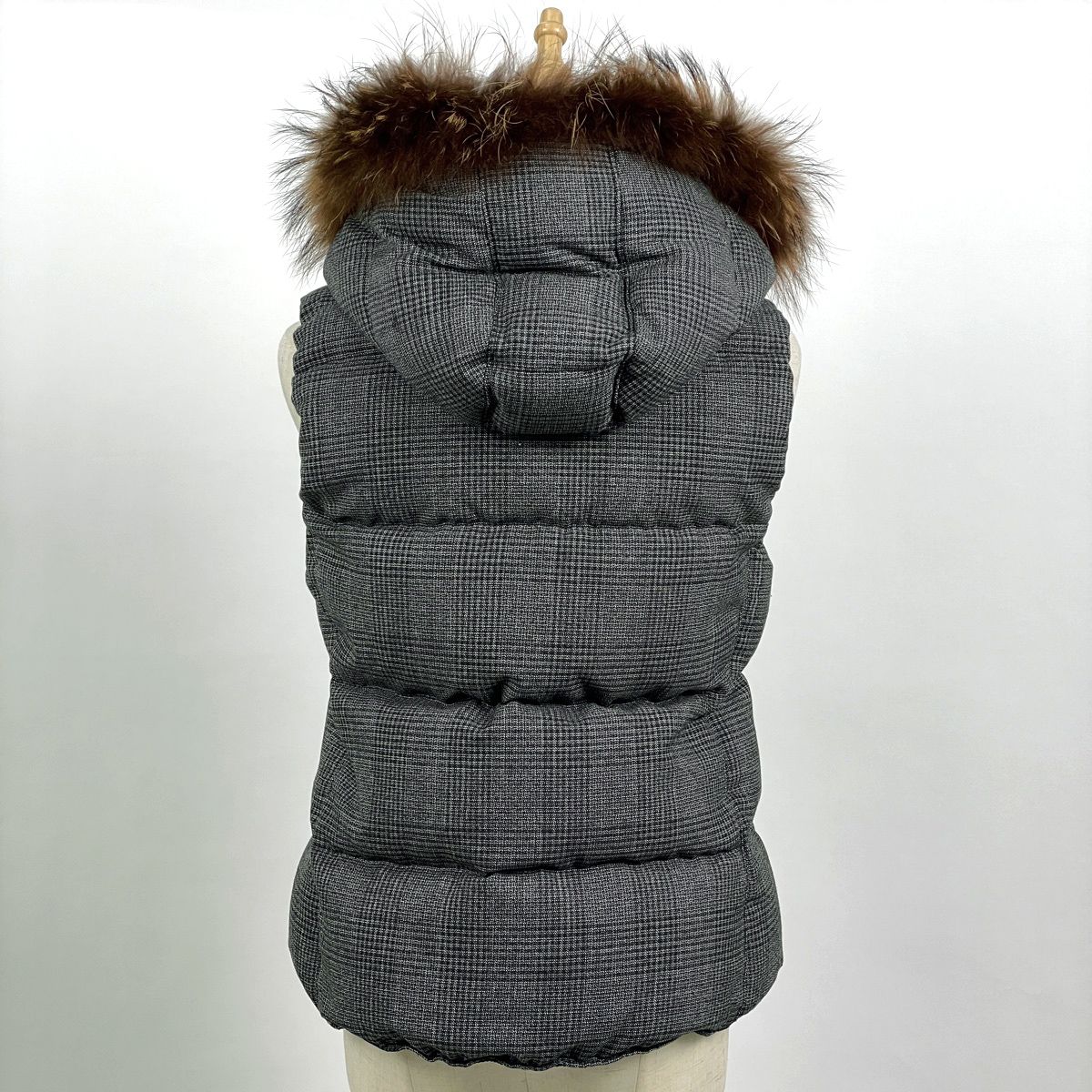 【美品】タトラス ダウンベスト ラクーンファー カシミヤ混 ダブルジップ グレー タトラス TATRAS チェック柄 ダウンベスト 防寒 ダブル