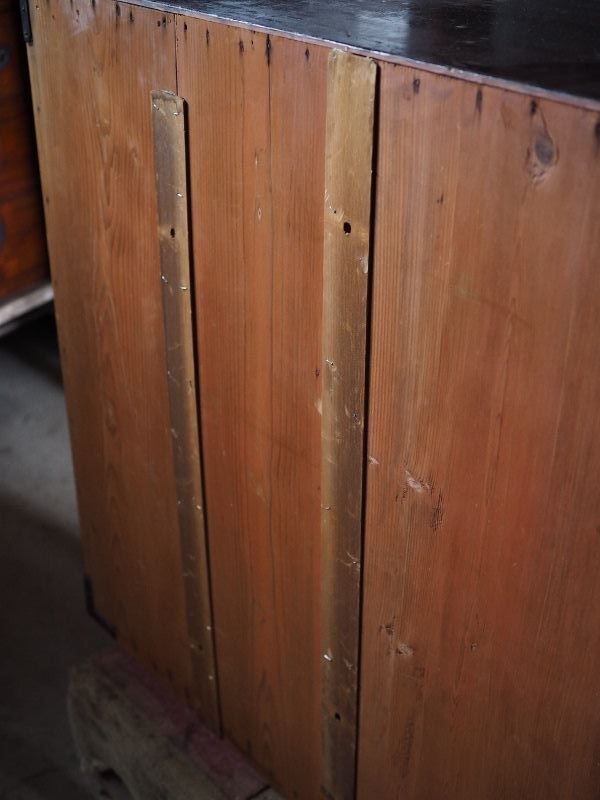 明治時代の重厚な帳場箪笥