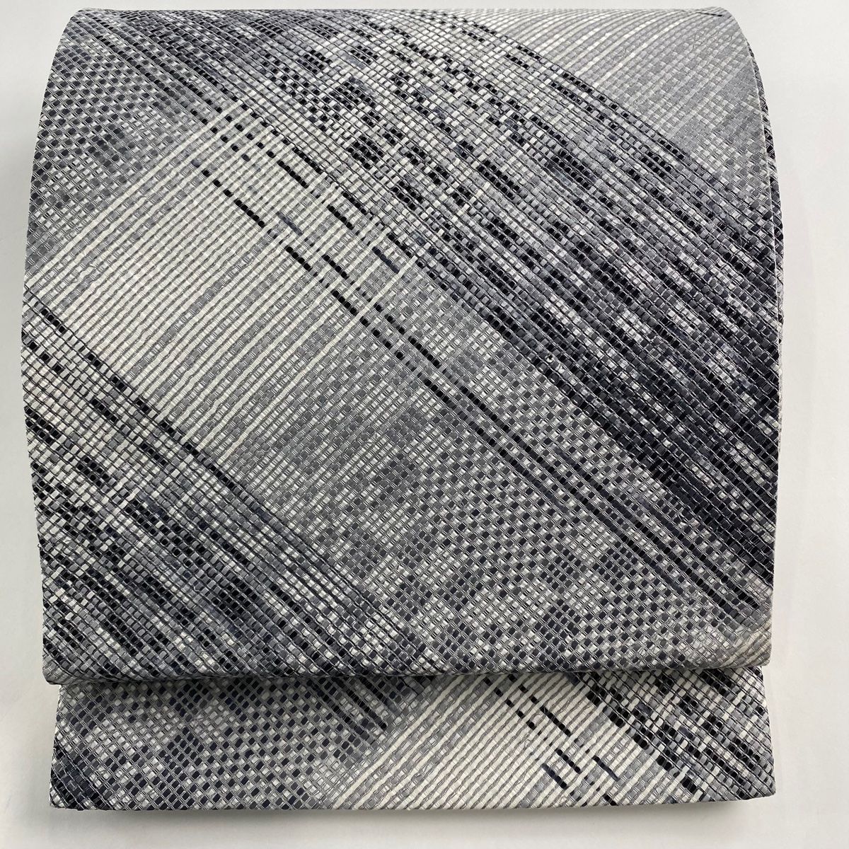 C 幾何学模様 黒 白色 シック 全通 正絹 洒落帯 カジュアルな袋帯 C 幾何学模様 黒 白色 シック 全通 正絹 洒落帯 カジュアルな袋帯