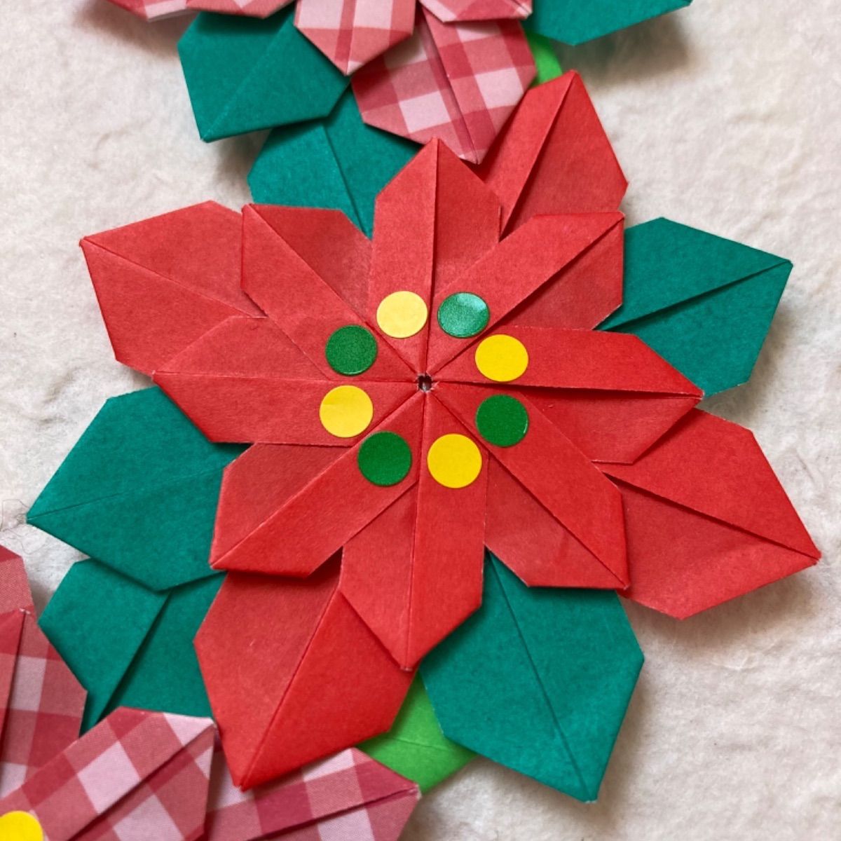 メルカリshops 折り紙冬リース ポインセチア レッド メルカリshops 折り紙冬リース ポインセチア レッド