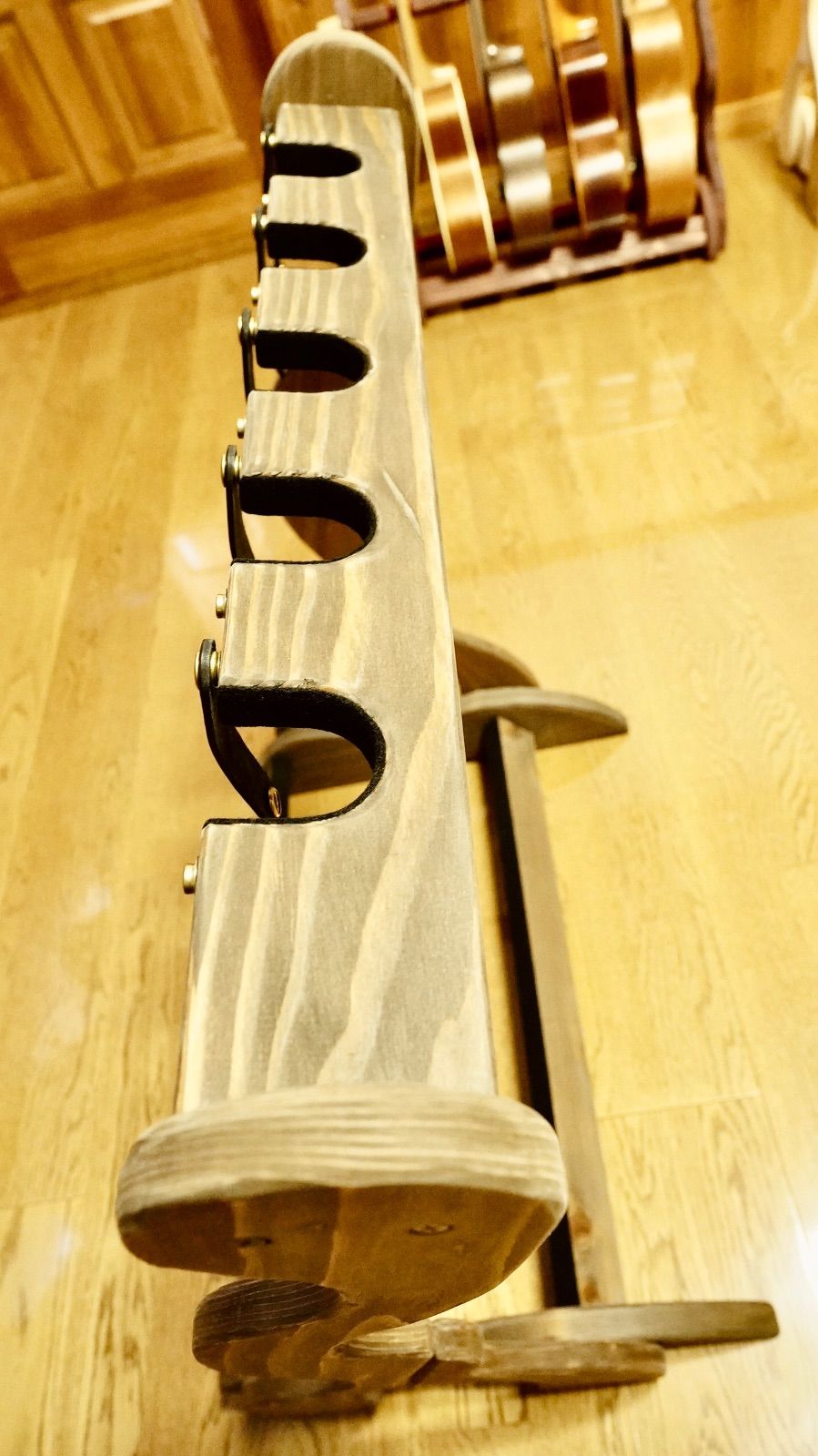 ステイン仕上げ 転倒防止本革ベルト付き