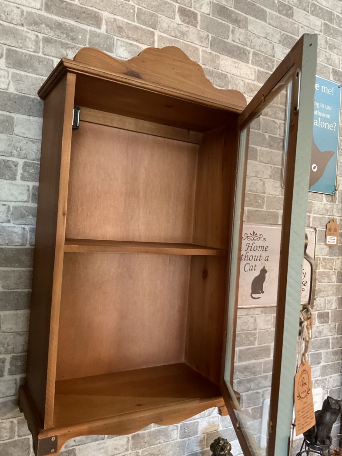 アンティーク風の木製壁掛けガラスキャビネット ウォールシェルフ 2段