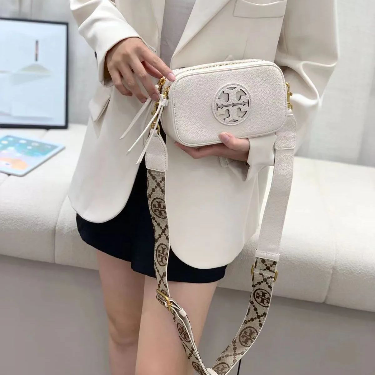 TORY BURCH トリーバーチ カメラバッグ ボディバッグ ショルダーバッグ ダブルジップ ミニバッグ レディース アウトレット品 アイボリー -  メルカリ