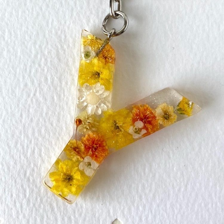 贅沢品 お花のイニシャルキーホルダーイエロー バッグチャーム 押し花