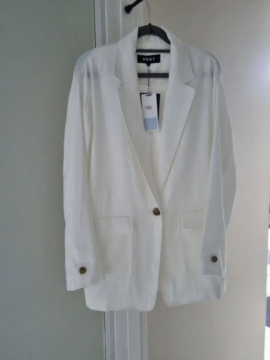 DKNY 白
