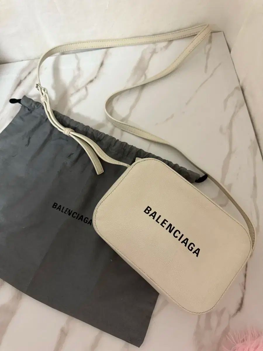 訳あり新品 BALENCIAGA バレンシアガ エブリデイ カメラ バッグ XS バレンシアガ エブリデイ カメラバッグ XS ショルダーバッグ