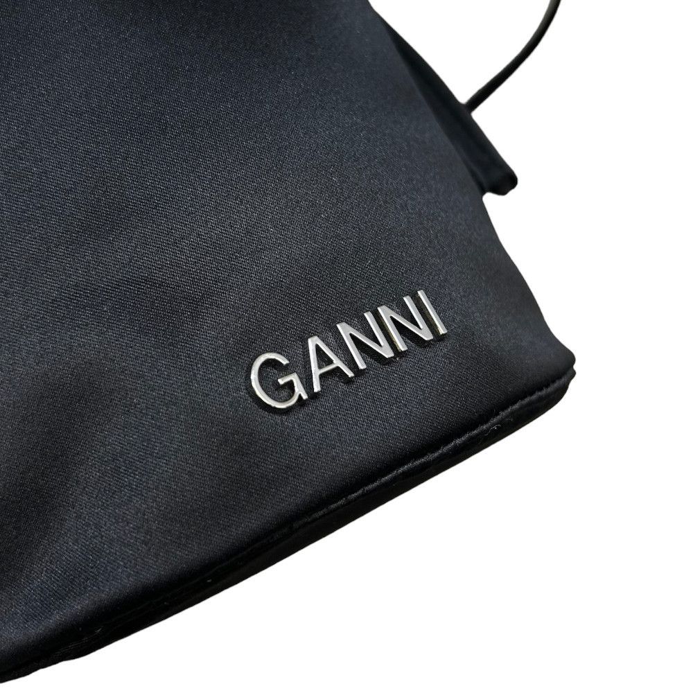新品 Ganni OCCASION メタル ロゴ ナイロン バケットバッグ ガニー
