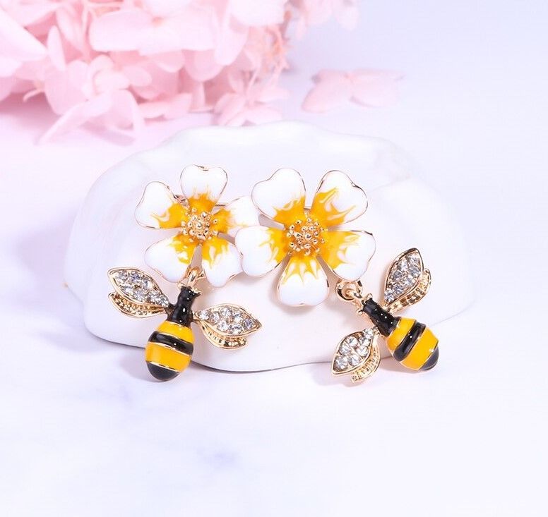 ミツバチ ブローチ フラワー 蜂さん 白い花 かわいい ユニーク