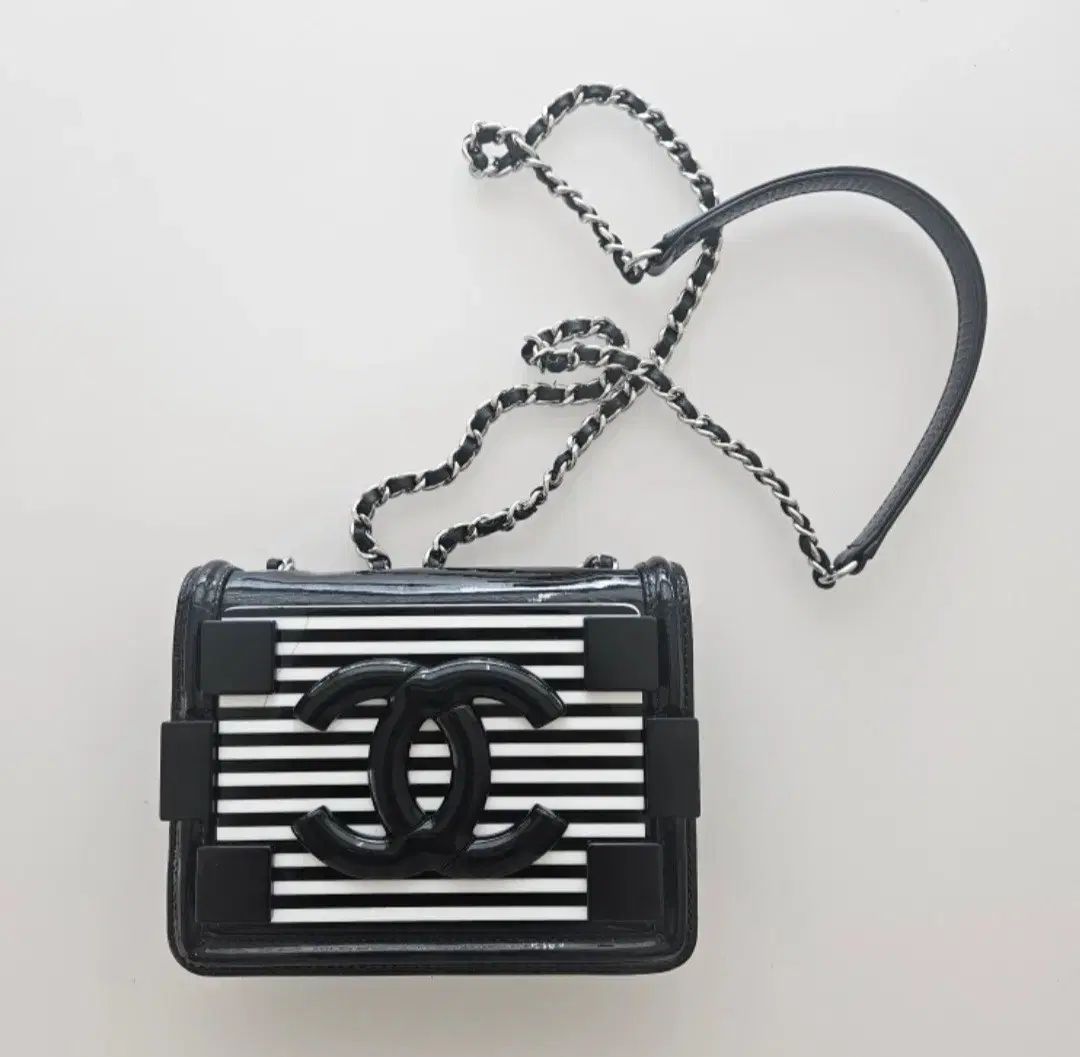 シャネル モデル ボーイブリック ミニークロス です