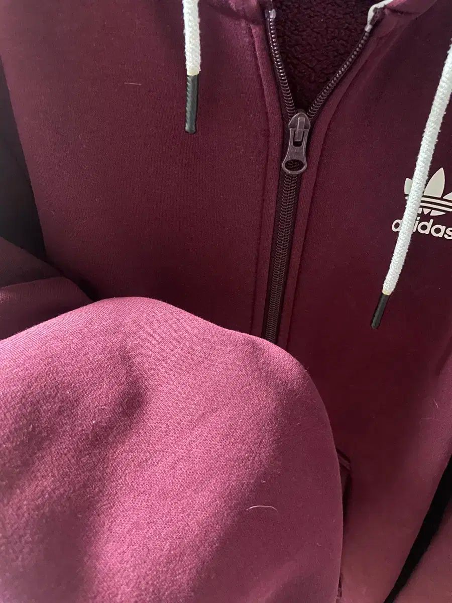 アディダス バーガンディ フードジップアップ