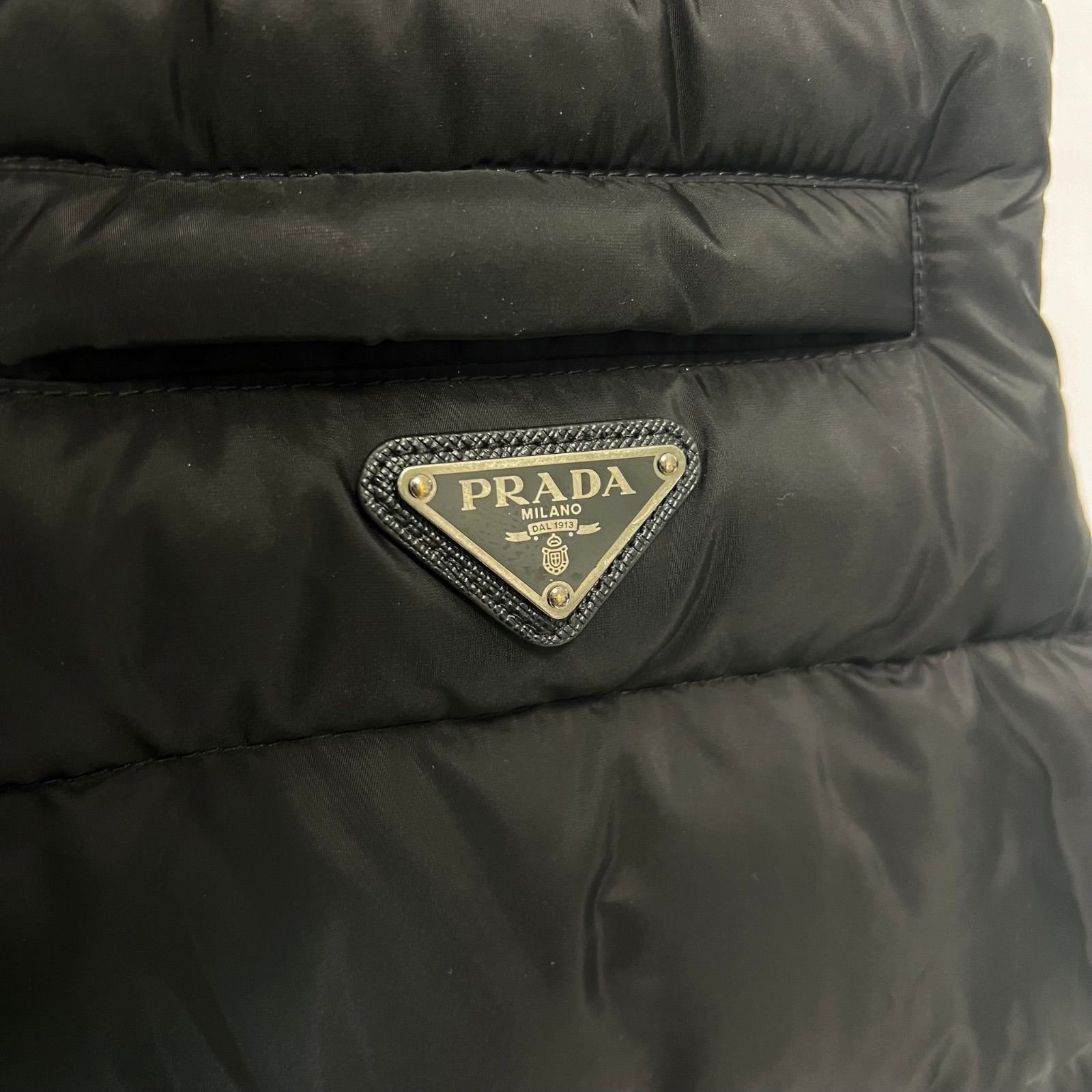 PRADA  プラダ　ダウンベスト　三角ロゴプレート PRADA プラダ ダウンベスト 三角ロゴプレート トライアングル
