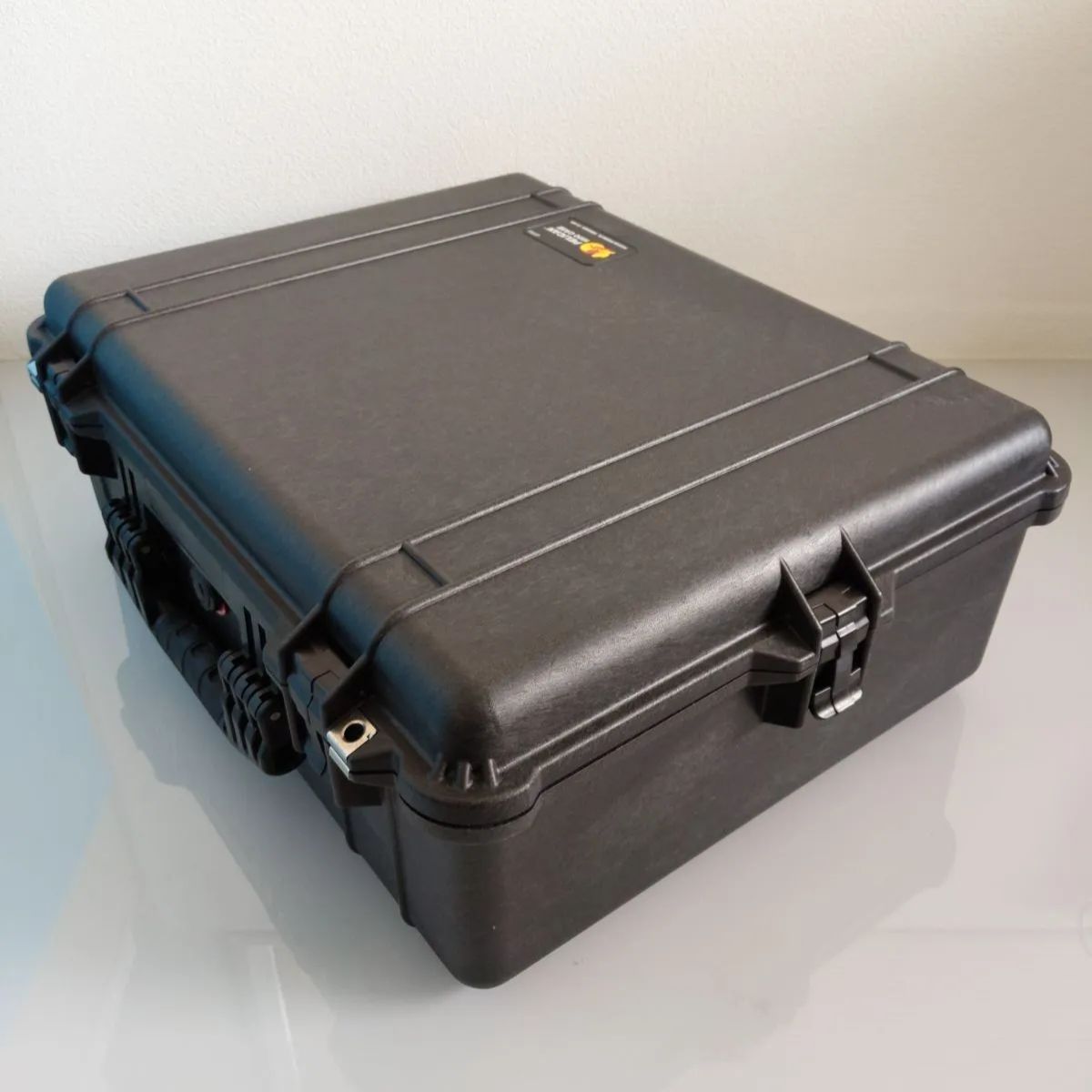 PELICAN ハードケース 1600 46L ブラック 1600-000-110 : PELICAN ハードケース 1300 6.9L ブラック 1300-000-110