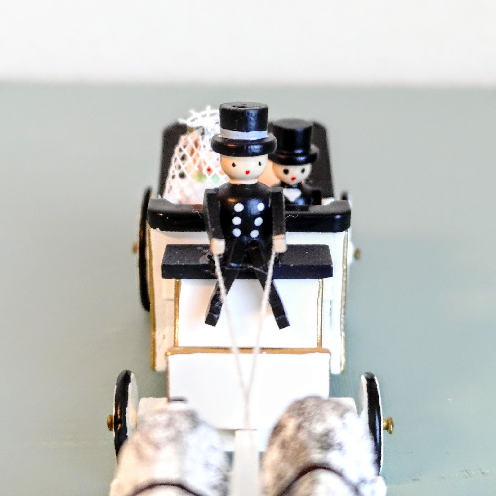 ミニチュア 馬車に乗った花嫁たち ドイツ工芸品 木製 ドイツ雑貨 木製 