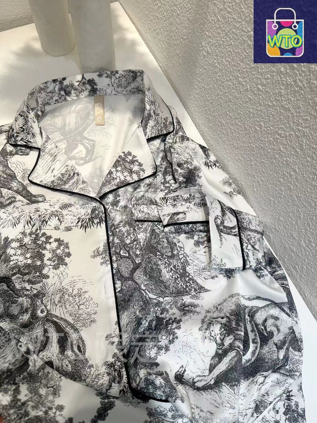 これは DIOR ディオール の女性用パジャマで 家居服としても最適な です 原単品質を誇り ネット紅人と同じスタイルの 2 ピースセットです 長袖と長パンツの で 快適な着用感を提供します -WTO輸入1 WWW_GEBZETESISAT_COM_TR