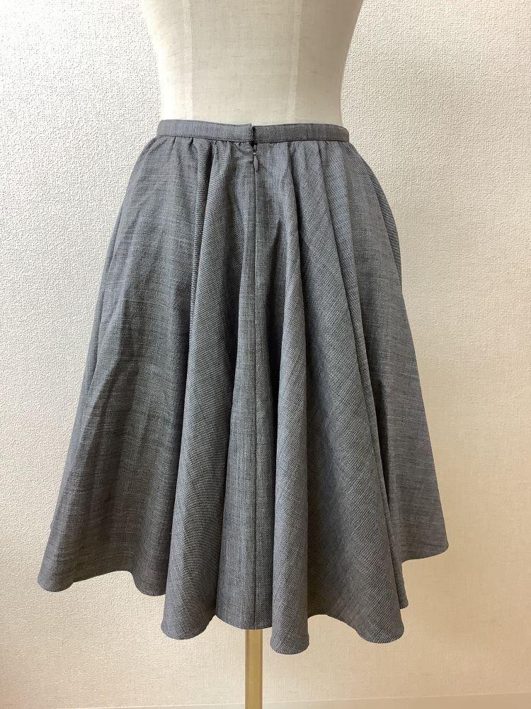 VOUS ETES ヴゼット たっぷりフレアスカート グレー - メルカリ 