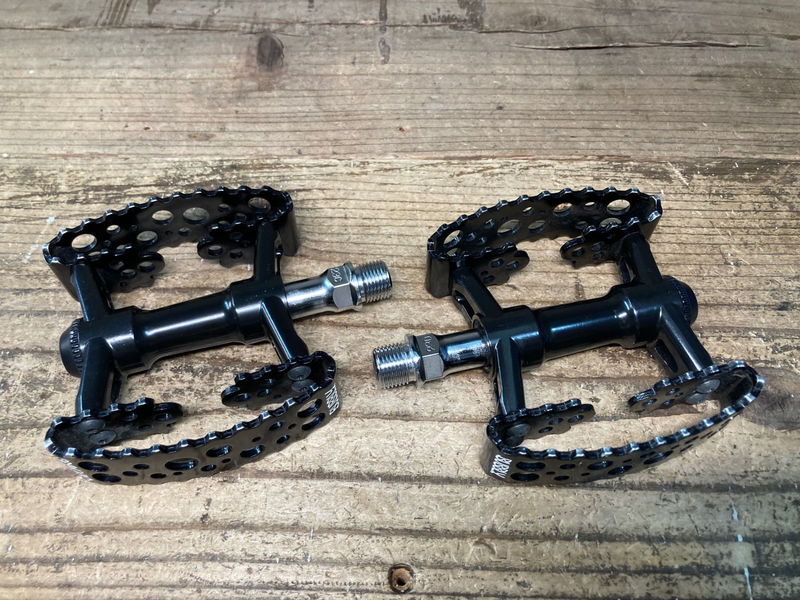 JG831 三ヶ島 シムワークス MKS SimWorks バブリー BUBBLY フラットペダル 黒