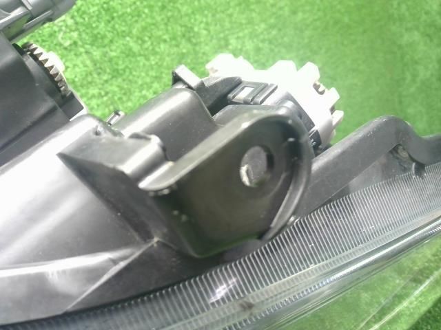 ヴィッツ DBA-NSP135 右ヘッドランプ ヘッドライト 運転席側 LED コイト 81145-52J10 自社品番250493