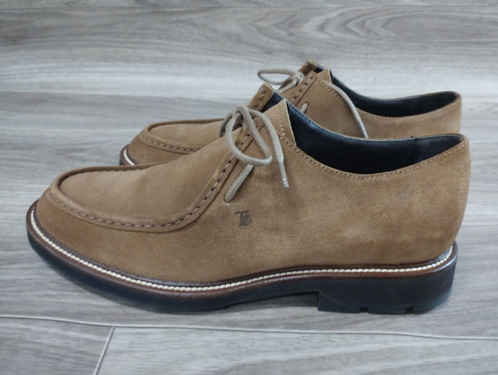 Santoni ブラウン スエード チャッカブーツ