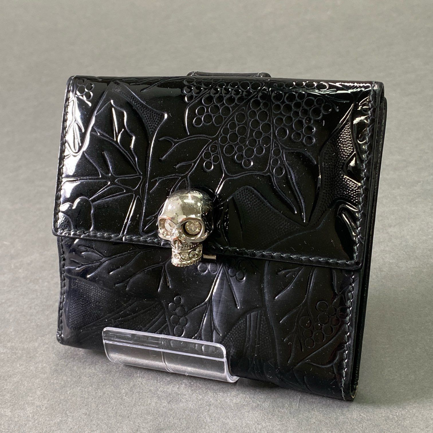 e8 ALEXANDER MCQUEEN アレキサンダー マックイーン エナメル 型押し スカルショートウォレット ブラック パテントレザー ストーン 骸骨 財布 イタリア製