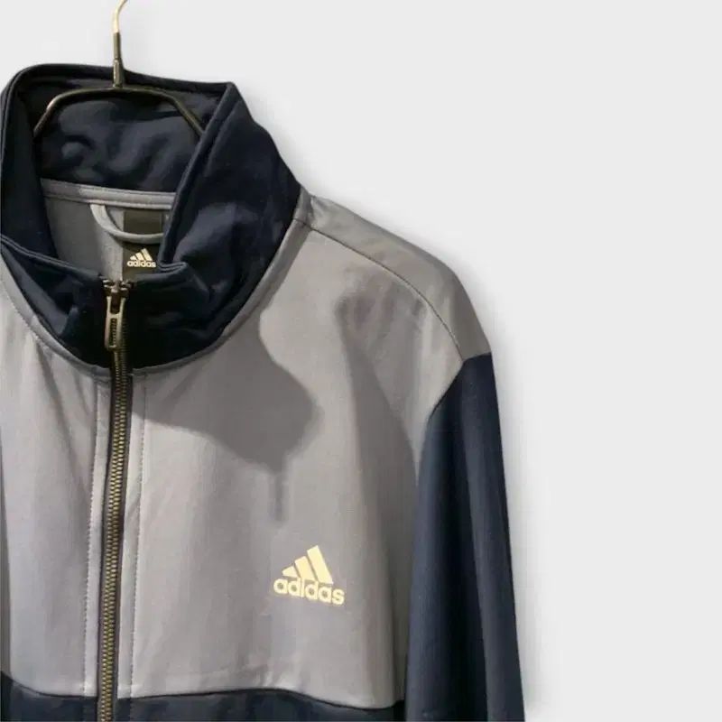 θMθ アディダス アディカラー クラシックとラックトップ（ジャージ