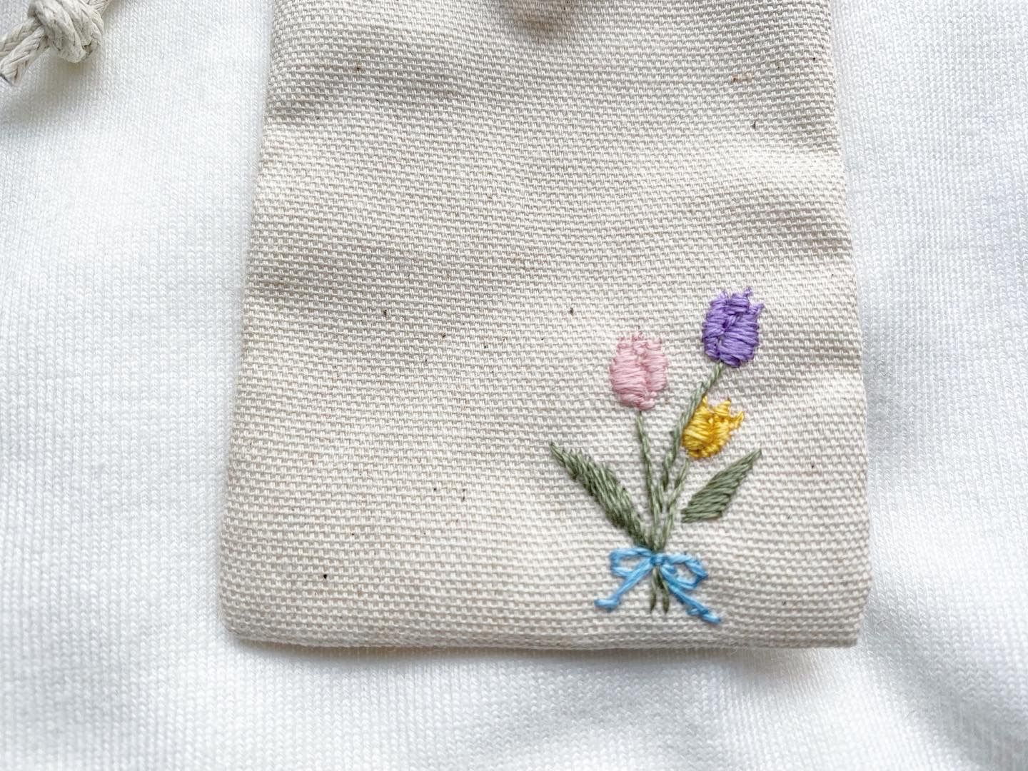 手刺繍チューリップの花束 お守り袋 御守り ハンドメイド - メルカリ