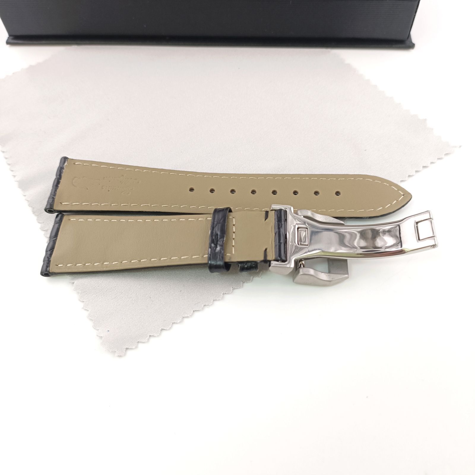 上位グレード&美品★IWC純正アリゲーターベル卜 黒 20mm-18mmブラック 上位グレード&美品☆IWC純正アリゲーターベル卜 黒 20mm-18mm