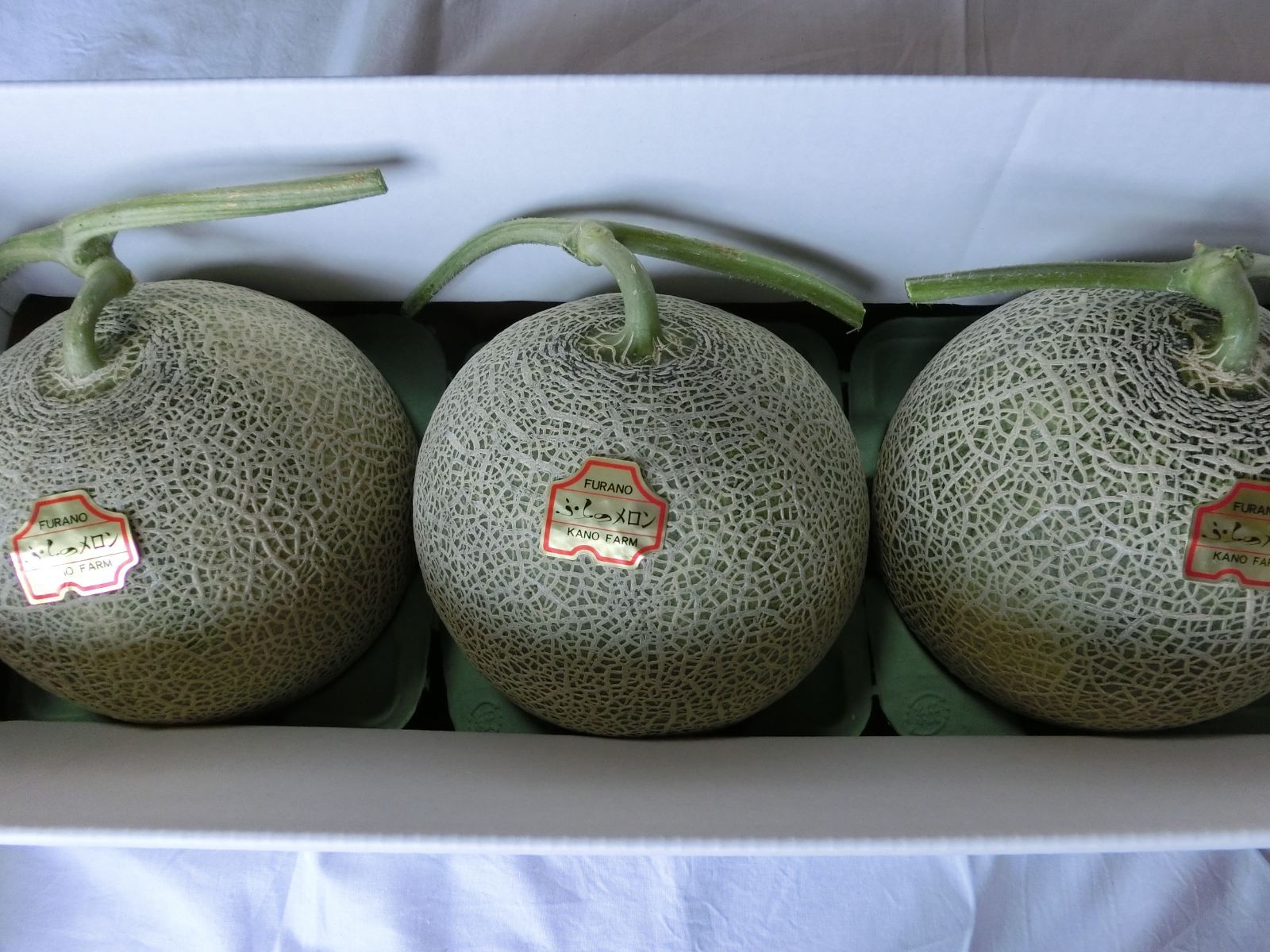 富良野産 赤肉メロン 大3玉 （1.8ｋｇ以上/玉）ラベンダ付 Amazon.co.jp: 北海道産 富良野メロン 3玉入り (共撰 秀品/1玉