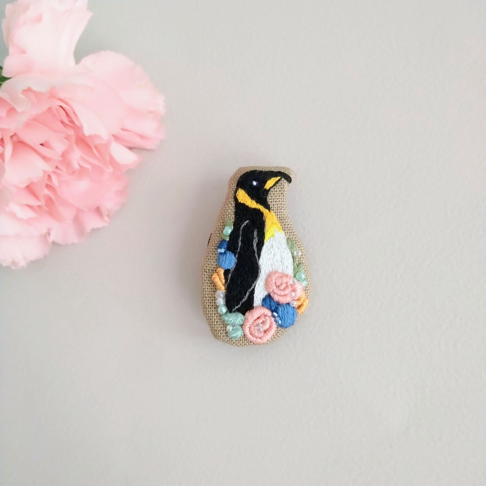 刺繍作品 ペンギンと薔薇のブローチ - Asatte（アサッテ） - メルカリ