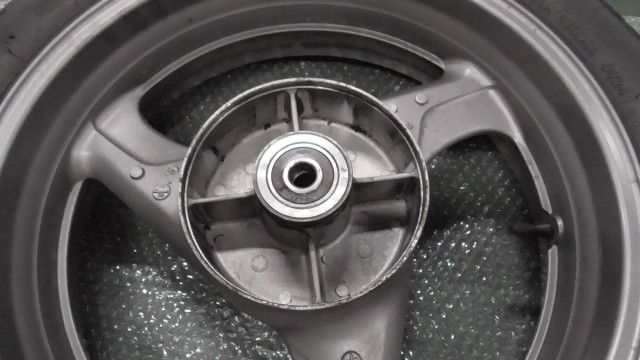 CB400SF VTEC REVO NC42 の リアホイール タイヤ 1760489760