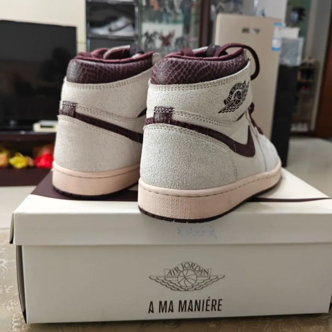 新品 未使用 NIKE ナイキ × A Ma Maniere アママニエール Air Jordan 1 Retro High OG エアジョーダン  レトロ ハイ セイルアンドバーガンディ スニーカー オフホワイト系 DO7097-100 男女兼用 - メルカリ