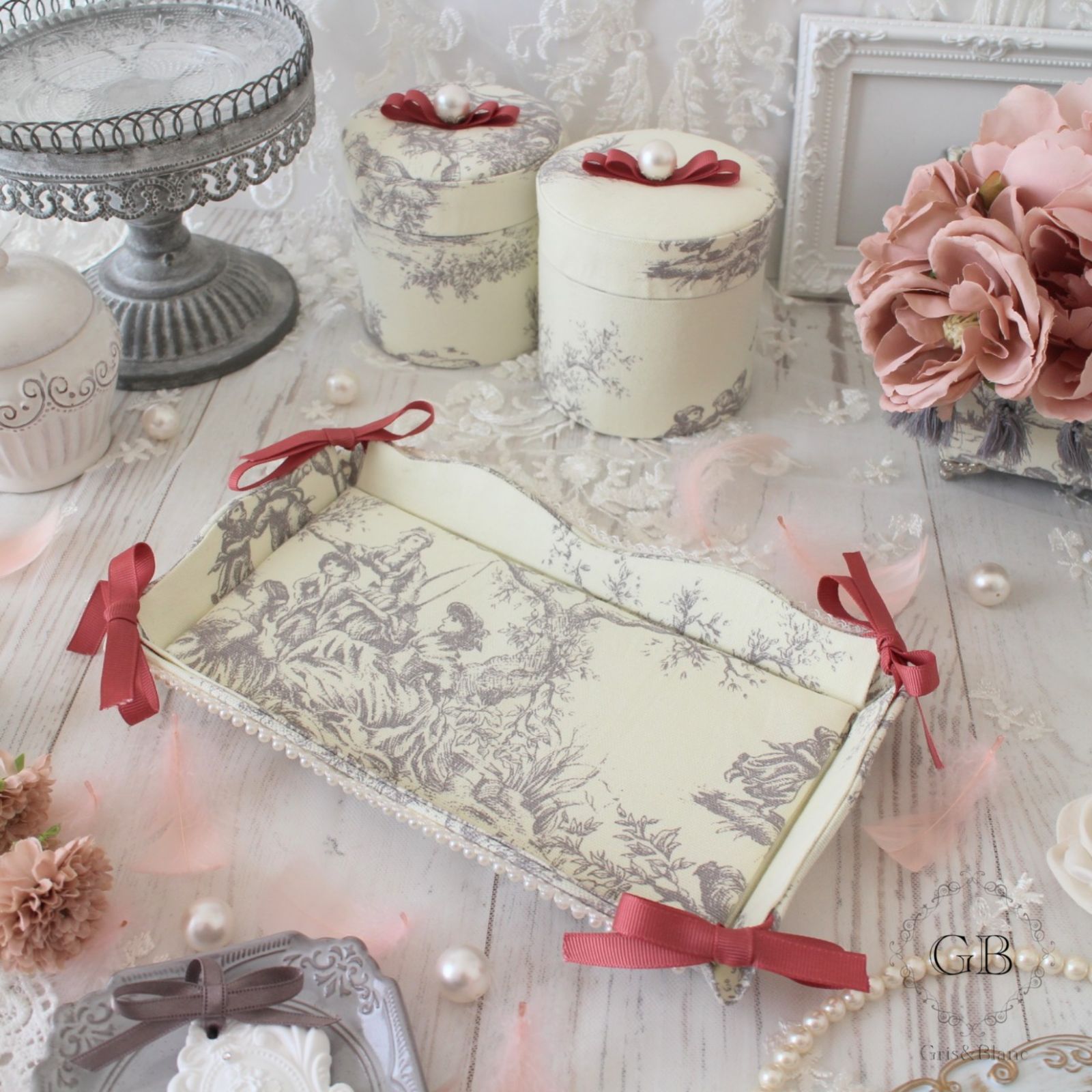 リボントレー　リボントレイ　キャッシュトレー　キャッシュトレイ　カルトン　トレー　トレイ　トワルドジュイ　エレガント　ホワイト　白　ピンク　グログラン　 リボン　パール　オーバーナイト　来客　客室　化粧室　化粧台　サロン　メイク　洗面台　浴室　バスルーム　風呂