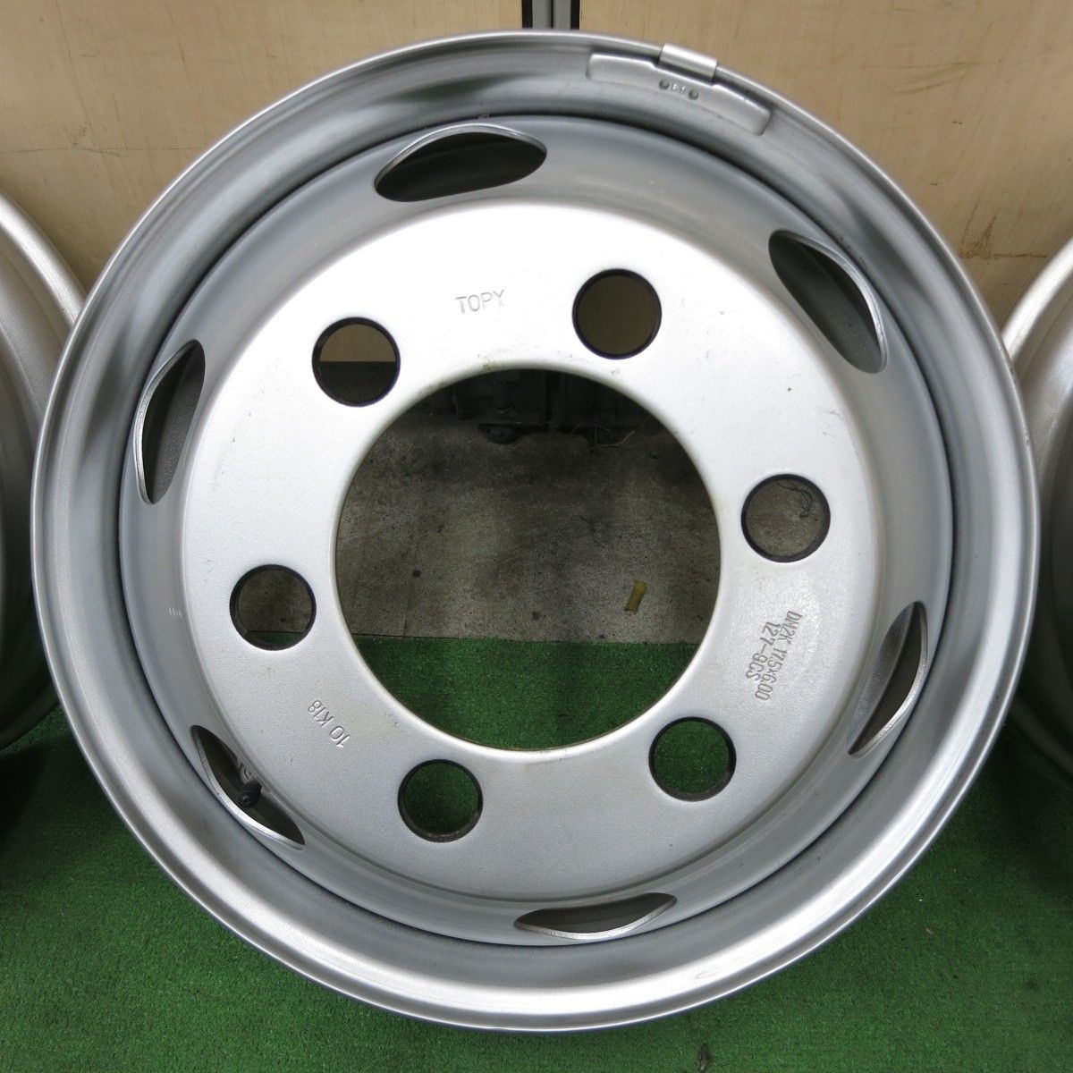 2トン★五角形★キャンター エルフ用 ホイールセンターハブカバー 2穴 デコトラ 2トン☆五角形☆キャンター エルフ用 ホイールセンターハブカバー 2穴