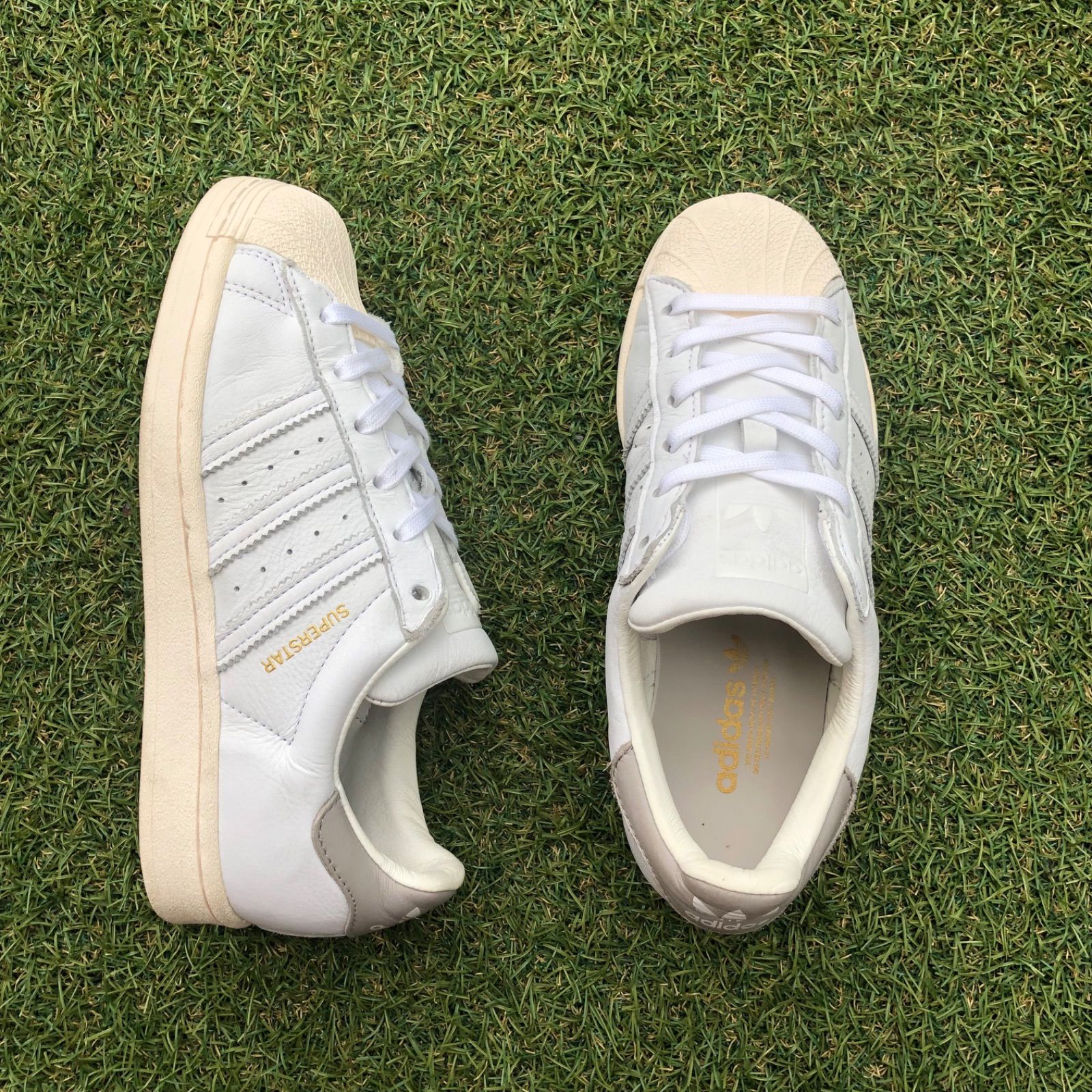 美品23.5 adidasアディダス×トゥモローランド スーパースターHT284