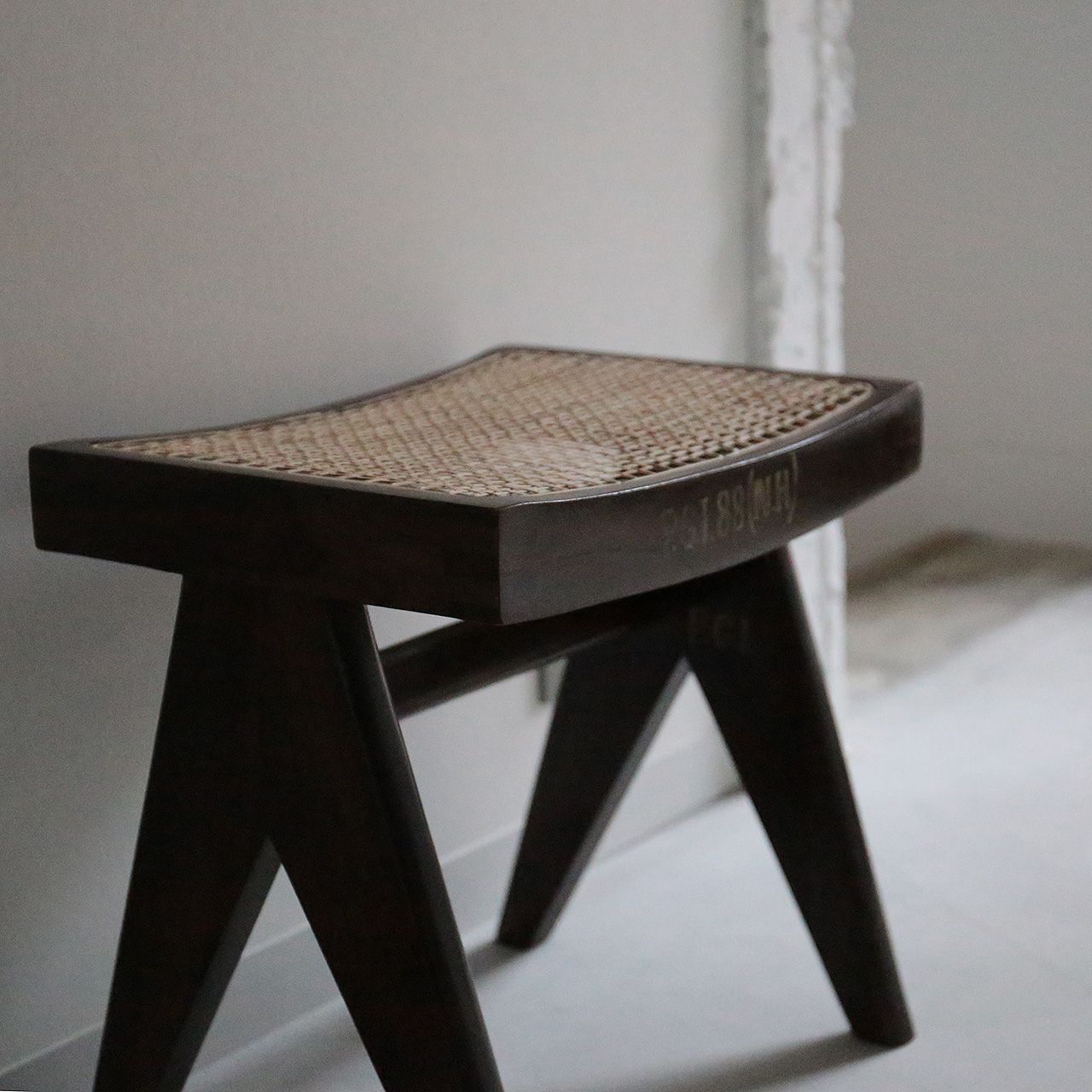 ピエール・ジャンヌレ スツール オットマン ラタン 古材 チーク 椅子 ブラウン Pierre Jeanneret Low Cane Stool リプロダクト ピエールジャンヌレ ル・コルビュジエ インダストリアル レトロ 男前 カフェ インド おしゃれ