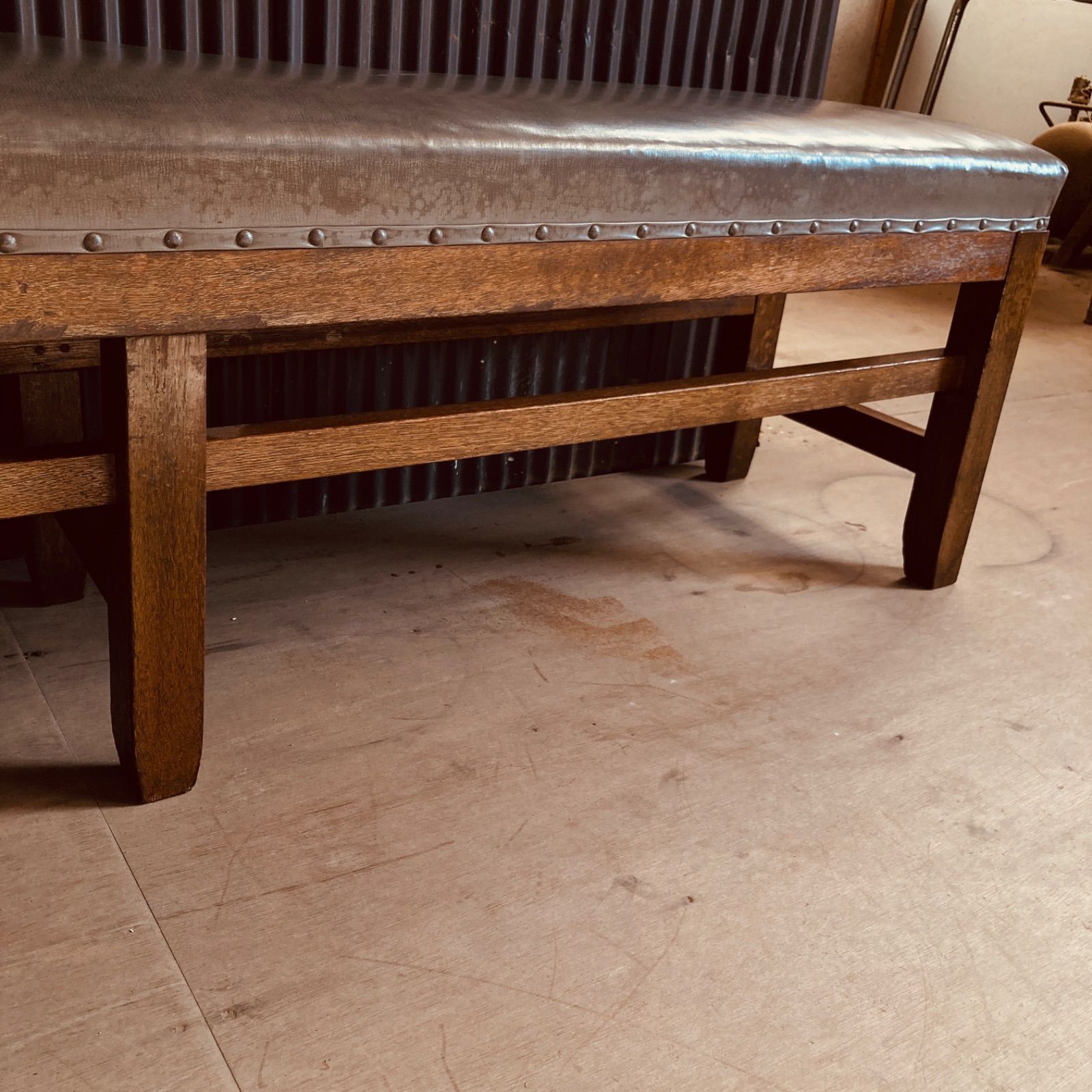 昭和レトロ ナラ材のベンチ 長イス 病院の待合室 当時のビニールレザー