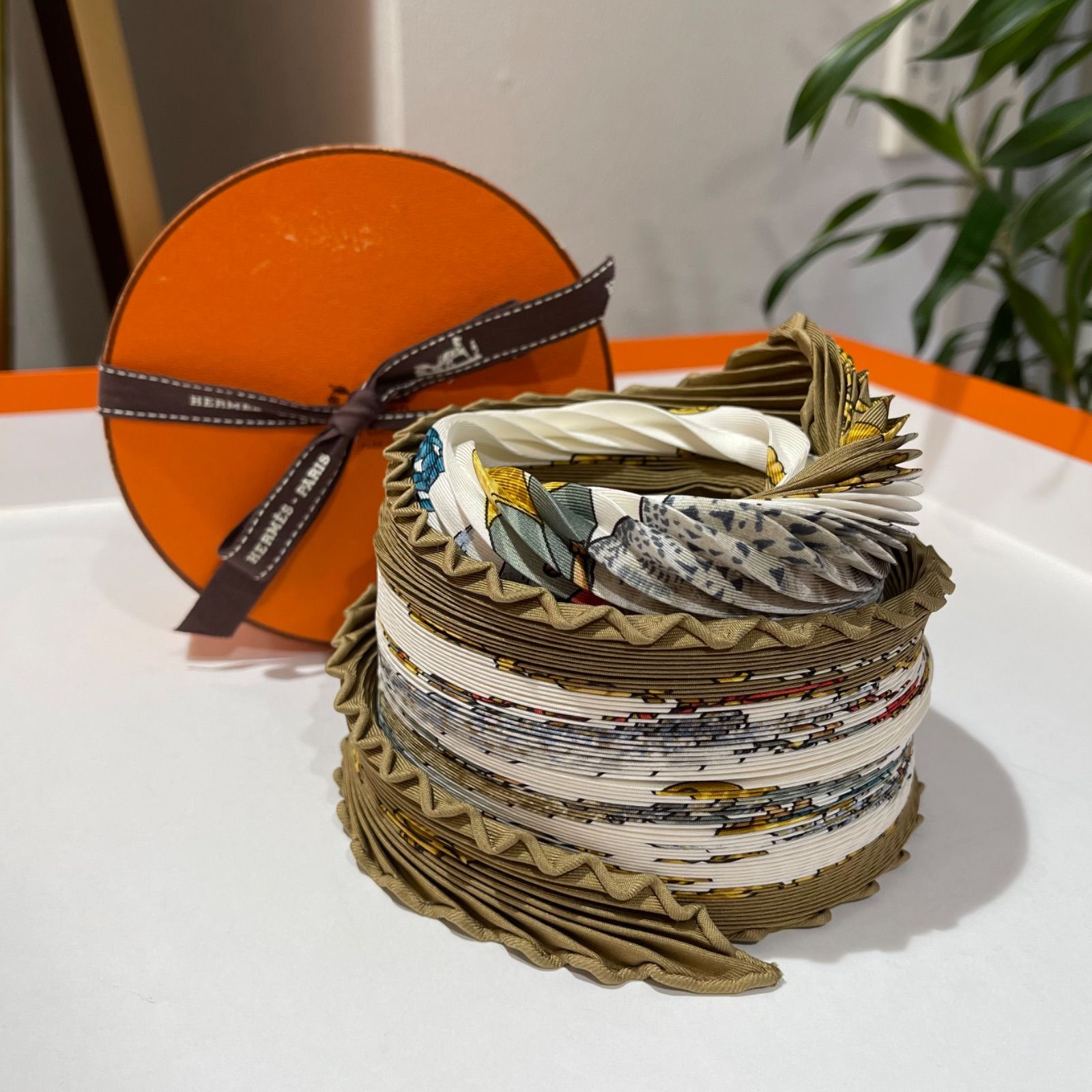 【極美品】HERMES エルメス プリーツスカーフ LES OISEAUX DU ROY 王の鳥たち シルク100％ カーキ×マルチカラー  ヴィンテージ 中古 ストール マフラー ファッション 小物 レディース 女性用 ブランド 希少 レア プレゼント ギフト