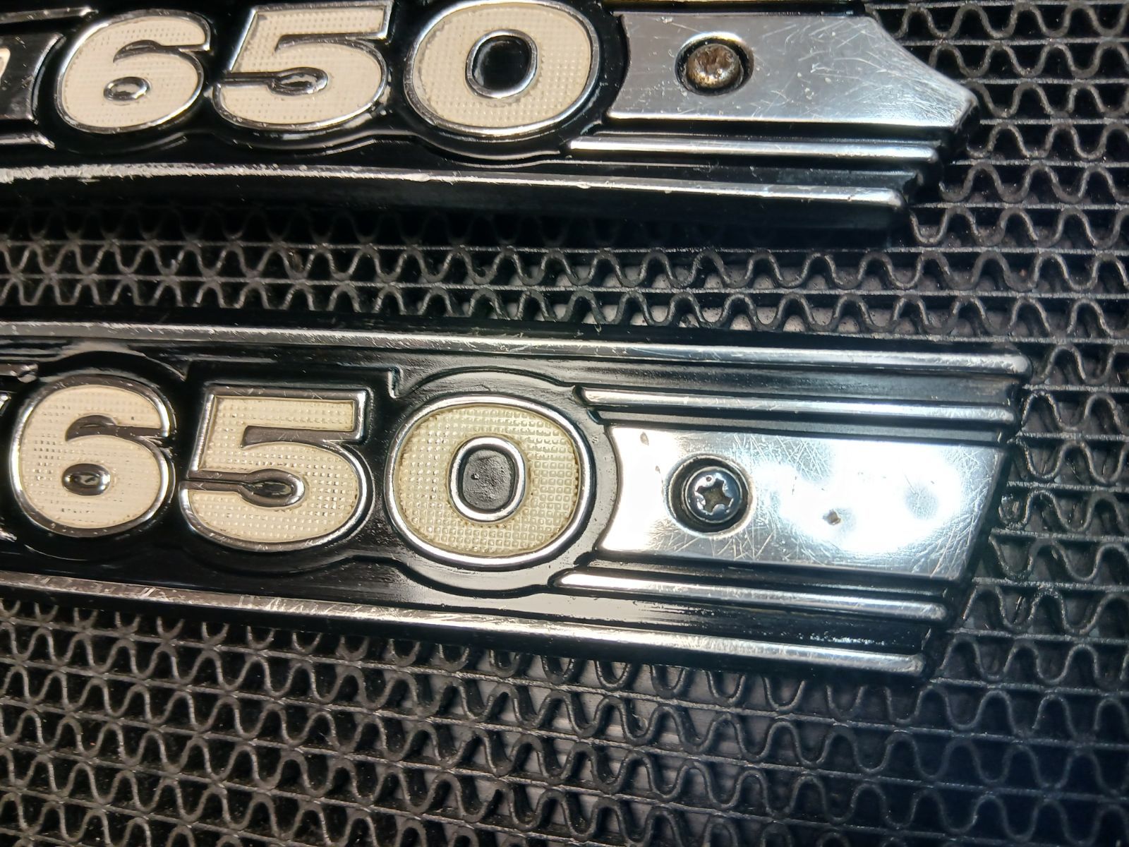 カワサキ W3 当時物 純正サイドカバーエンブレム左右 状態良好品 650-RS 昭和48年 実動車両 W2TT W1SS ダブサン マッハMACH W1SA 旧車絶版 Z 動画あり DECORATOM_COM_BR