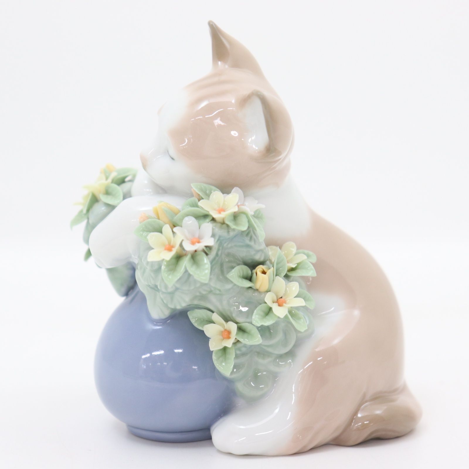 リヤドロ 猫の昼寝 驚いた仔猫ちゃん | リヤドロ公式オンライン