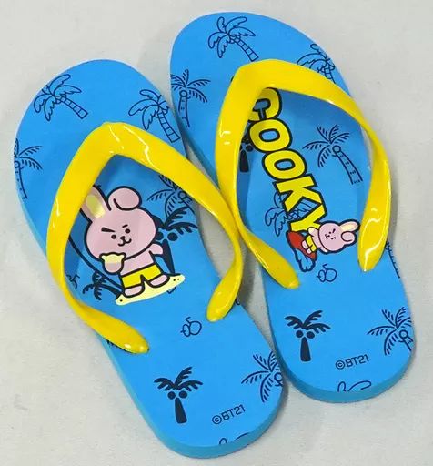 衣類　COOKY(ジョングク) キャラクタービーチサンダル ライトブルー×イエロー Lサイズ 「BT21×CIAOPANIC TYPY」 中古】衣類 COOKY(ジョングク) キャラクタービーチサンダル