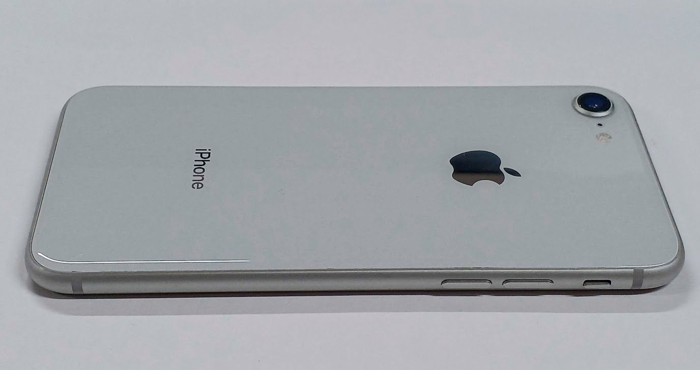 中古 Apple iPhone 8 64GB シルバー 本体 画面割れジャンク