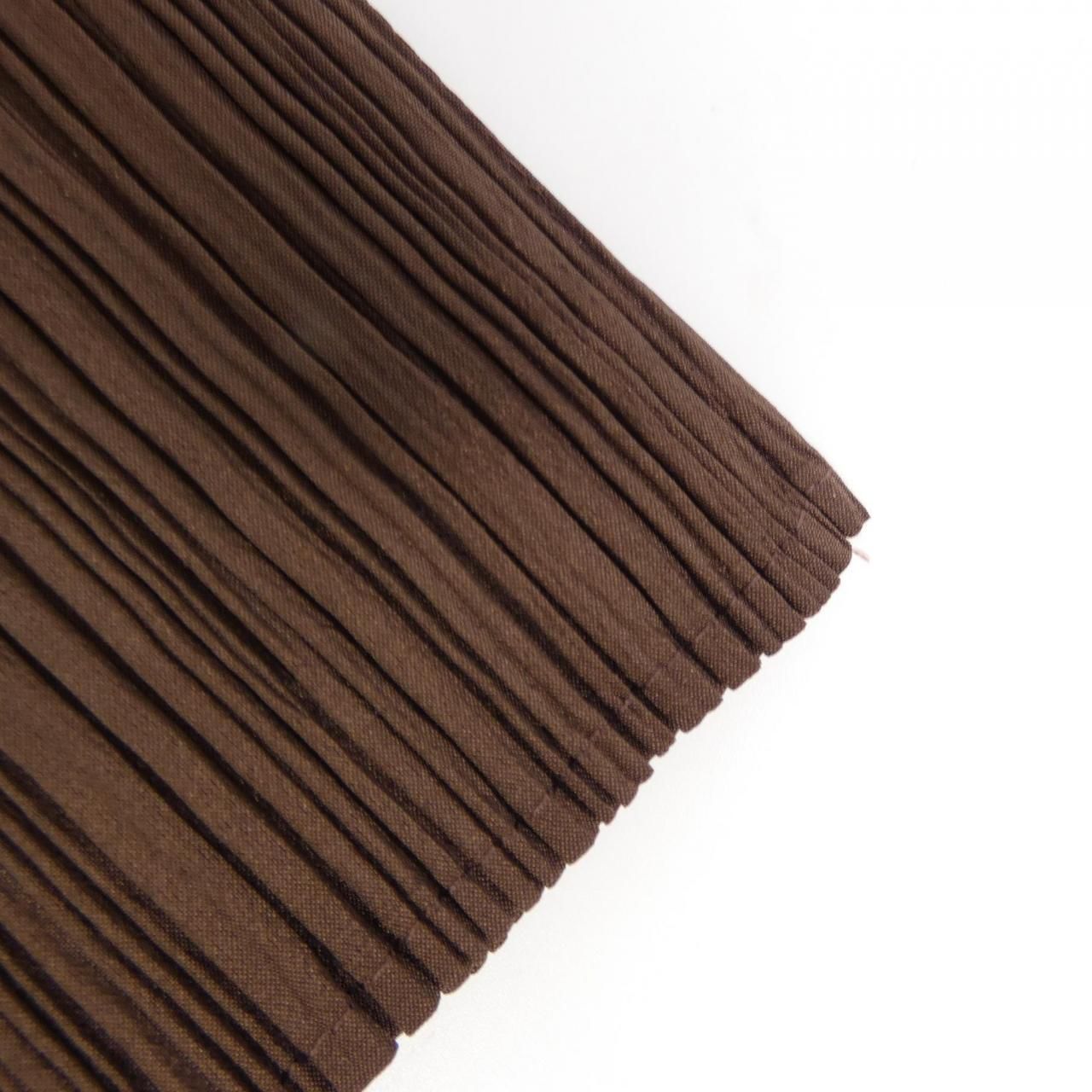 PLEATS PLEASE