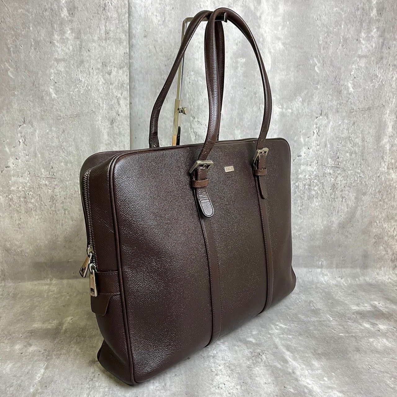 ✨良品✨ BALLY バリー ビジネスバッグ ブリーフケース バックル シルバー金具 A4収納 大容量 総柄 サフィアーノレザー メンズ ブラウン  茶色 - メルカリ