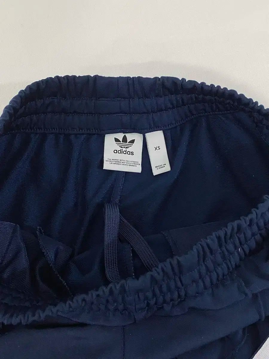 全国配信早速送料無料 ！ adidas アディダス フラワー 刺繡 トラックパンツ XS