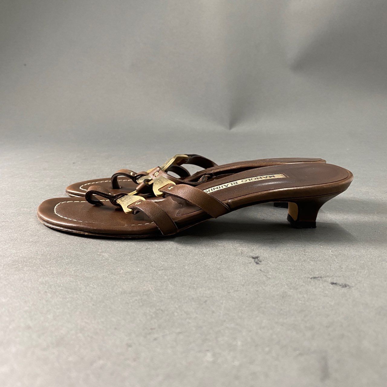 MANOLO BLANIK マノロブラニクゴールドパンプス