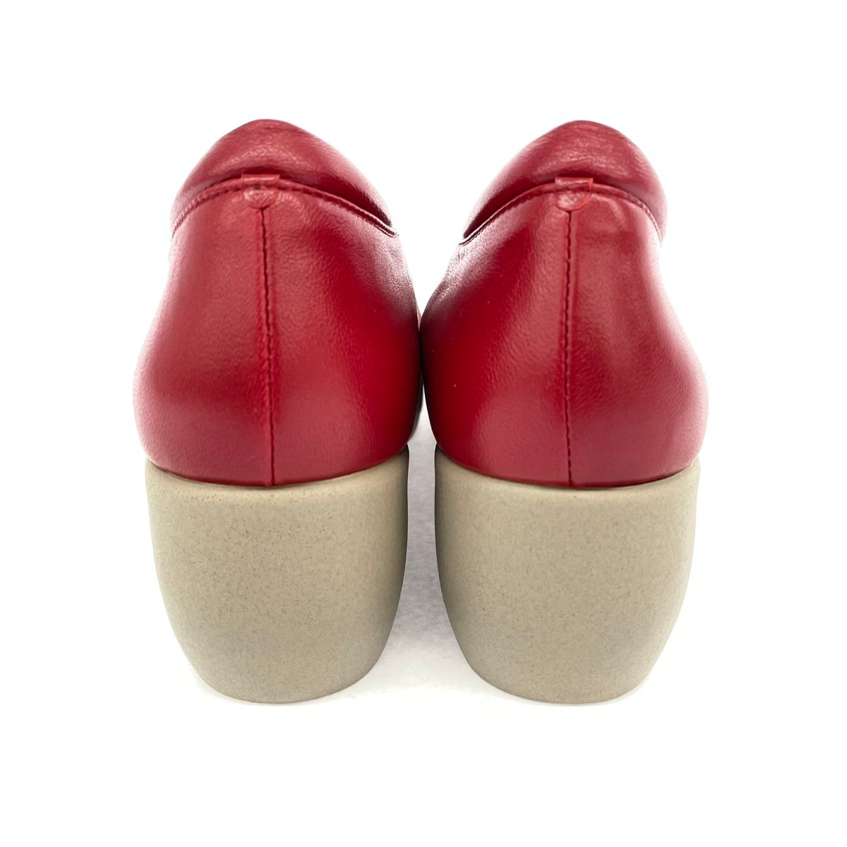 ヒルズアベニュー ヒルズアヴェニュー」の新作は、ふかふかの絨毯を素足で歩いて