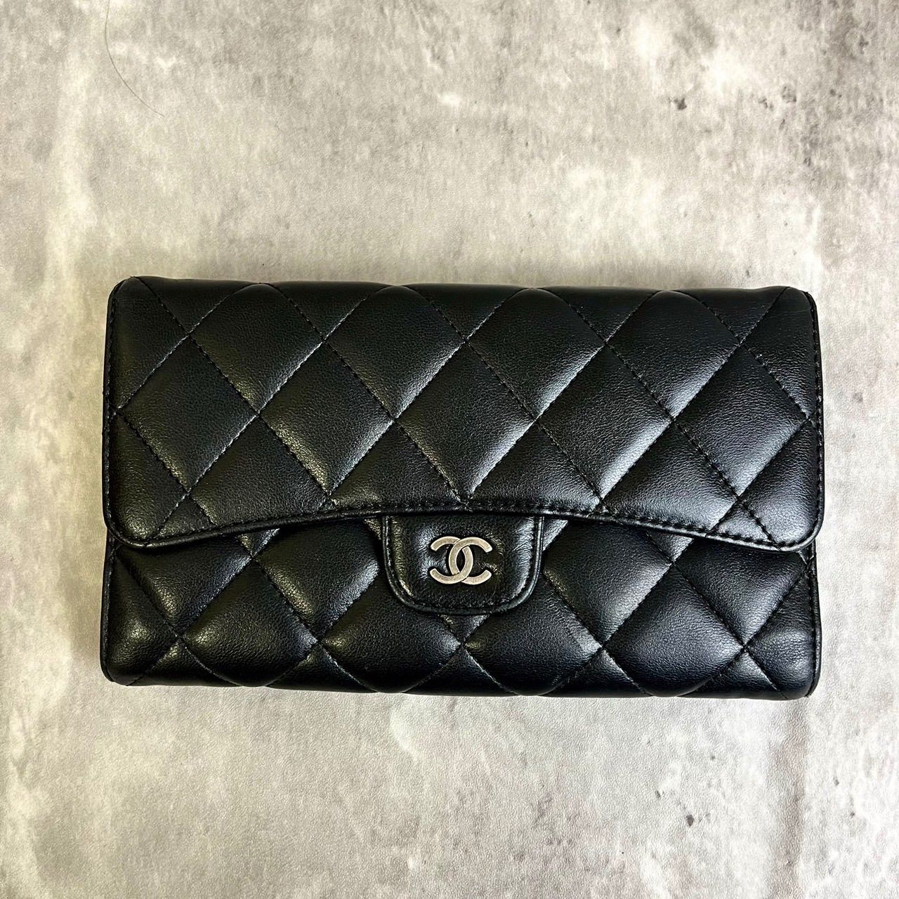 ✨良品✨ CHANEL シャネル 長財布 三つ折り財布 フラップ マトラッセ ココマーク キルティング シリアルシール ブティックシール ロゴ型押し  シルバー金具 定期入れ カードケース 小銭入れ ラムスキン レディース ブラック 黒色 - メルカリ