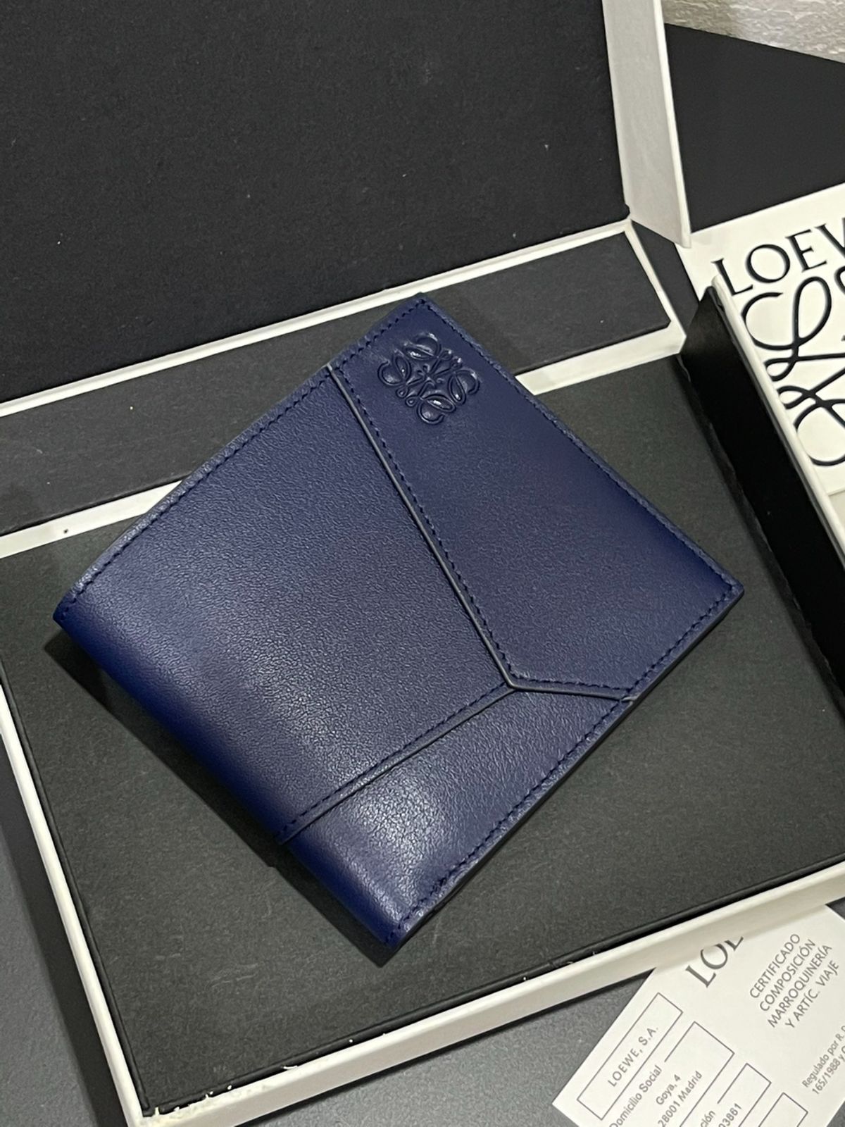 LOEWE 牛革 メンズ ブルー 二つ折り財布 ショートサイズ パズルシリーズハンドバッグから着想を得た ユニークな幾何学模様を採用 クラシックな小牛革素材を使用 カードポケット8つと大型ポケット2つ付き サイズ 11 10cm フルパッケージ時