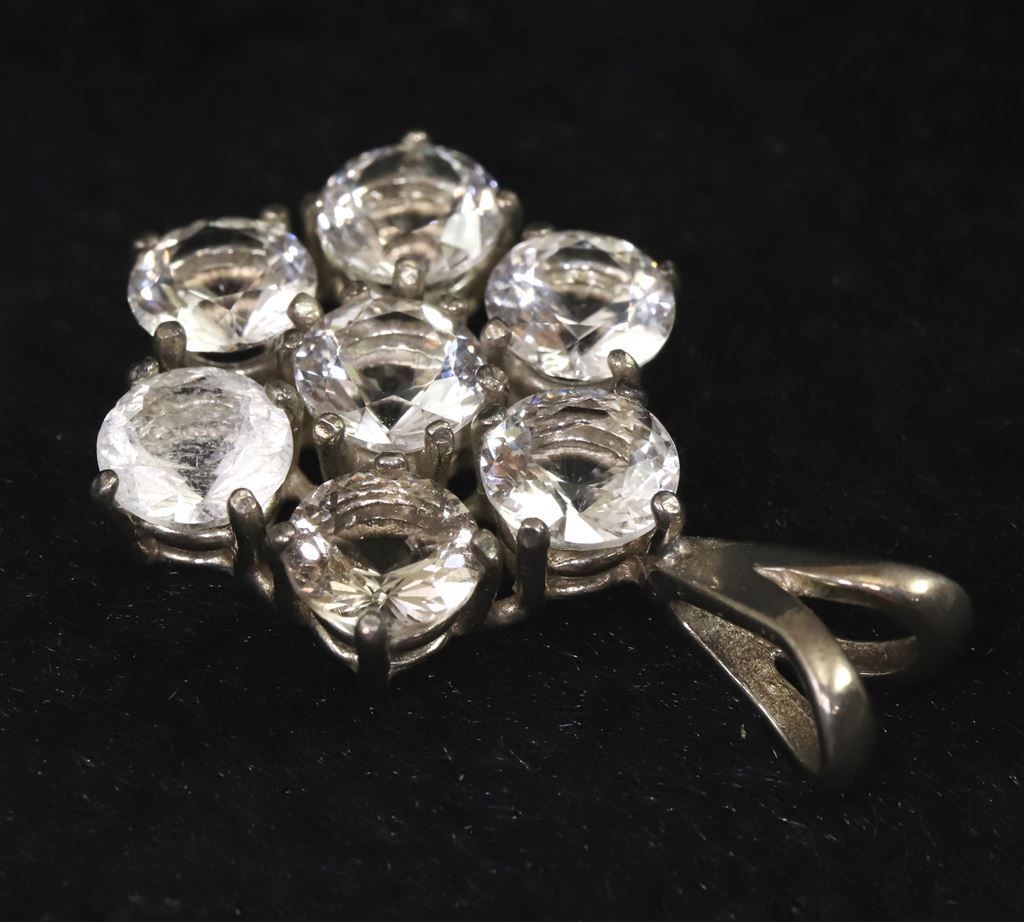 H&E社 アセンション7フラワーペンダント 4.0g - メルカリ