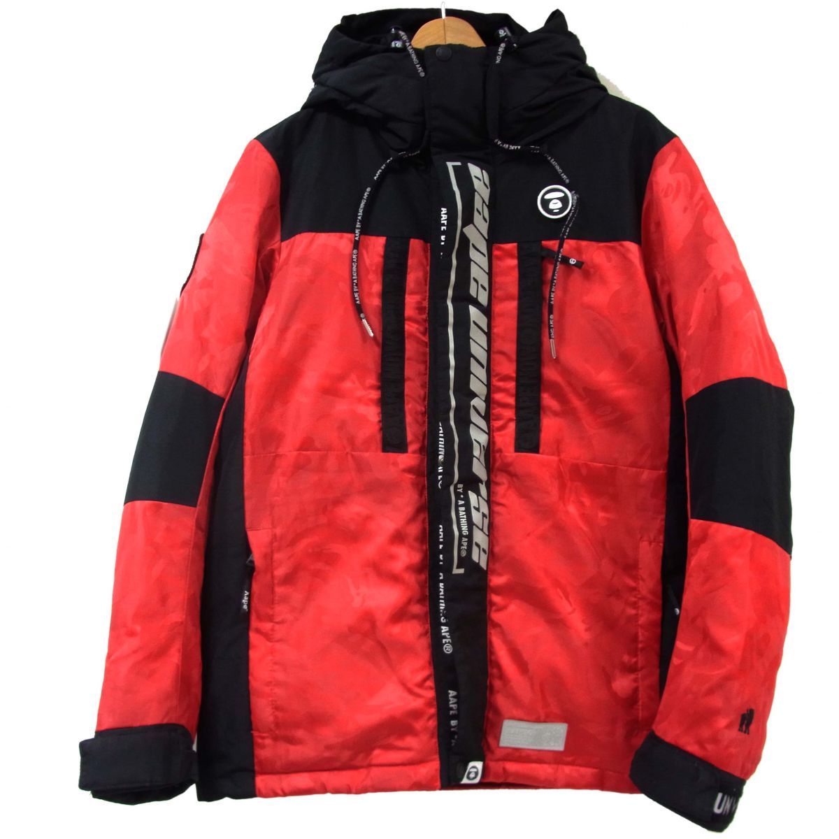 A BATHING APEナイロン製ジャケット赤カモ A BATHING APE（アベイシングエイプ）の「COLOR CAMO SNOWBOARD JACKET