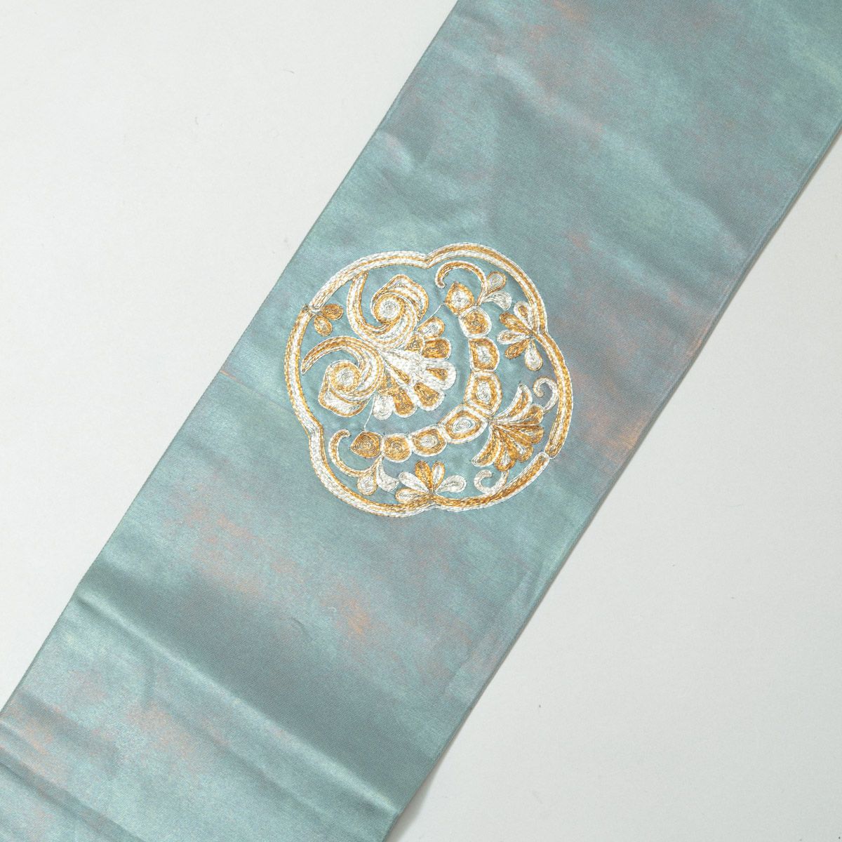 九寸名古屋帯 金銀箔糸 相良刺繍 花紋 お太鼓柄 エメラルドグリーン MWR 九寸名古屋帯 金銀箔糸 相良刺繍 花紋 お太鼓柄 エメラルド
